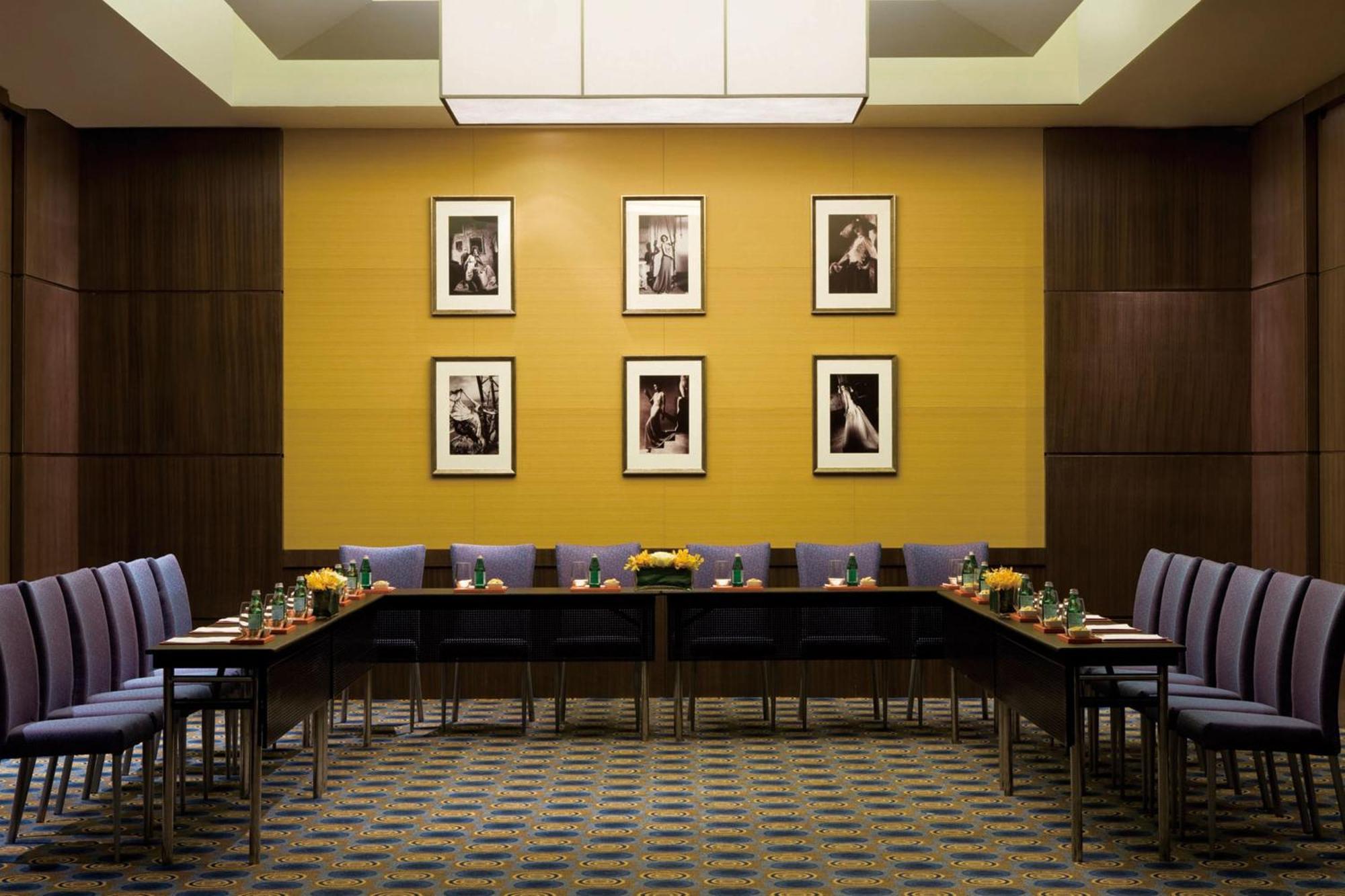 Hotel Courtyard By Marriott Xujiahui 4*